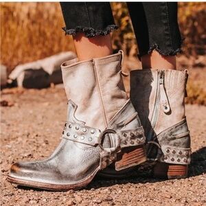 NIB/NWT🤩 |•FREEBIRD🦅 BY STEVEN•| RAMONE Harness Ankle Boot in Ice Multi Size 7